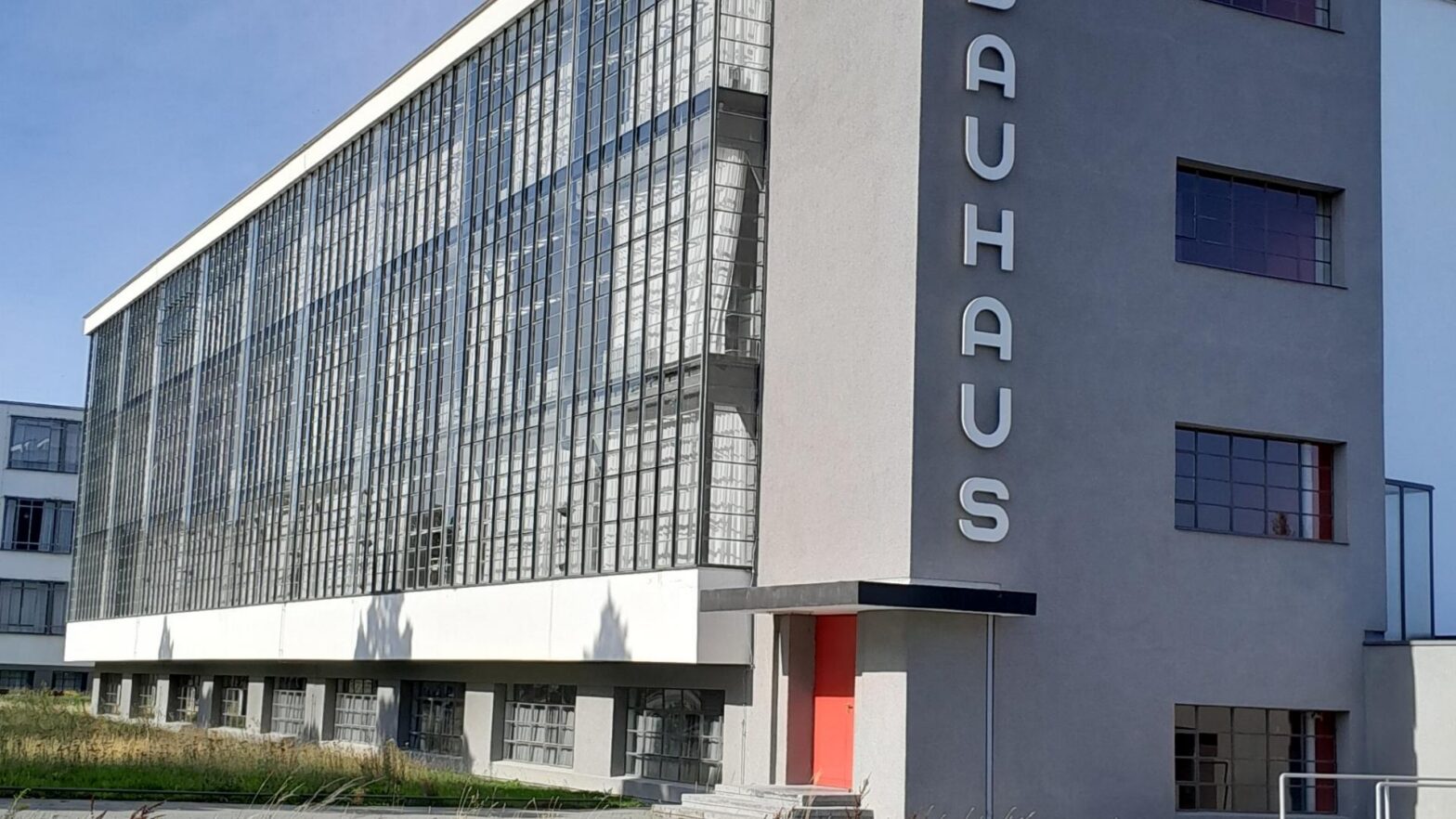 Bauhaus Dessau Seiten- und Außenfront